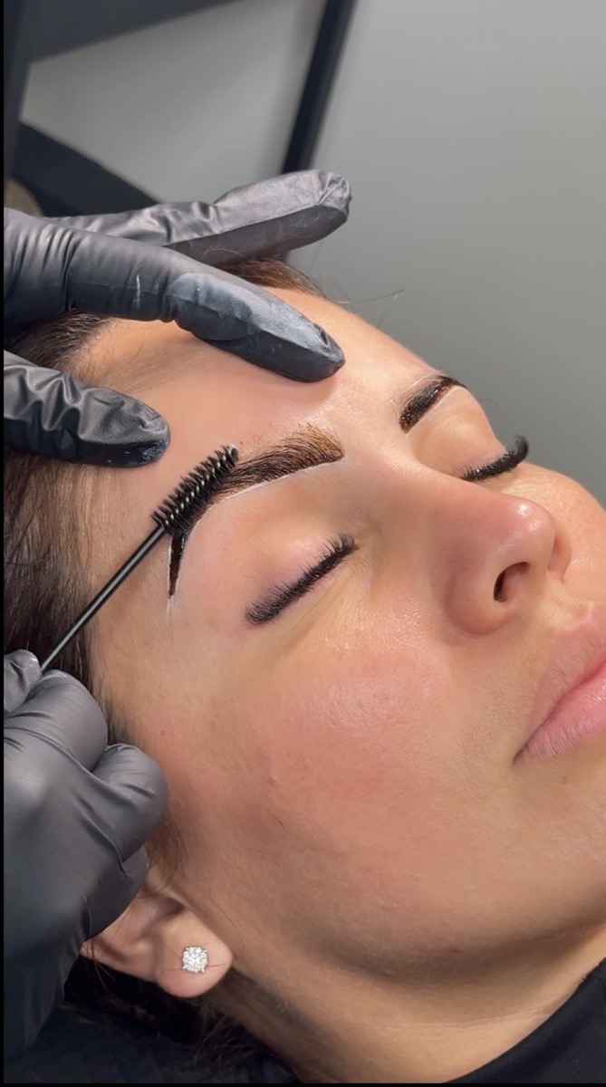 Proceso de laminado de cejas en Personi Studio Marbella
