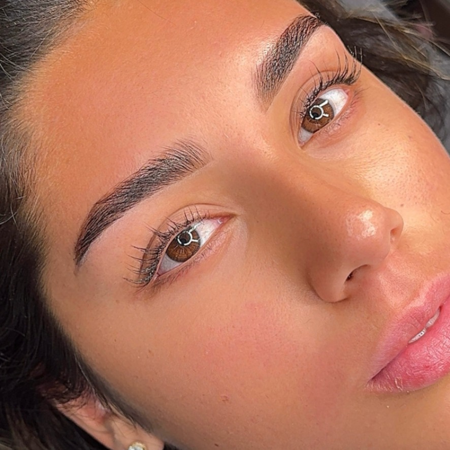 Antes: cejas naturales sin tratamiento