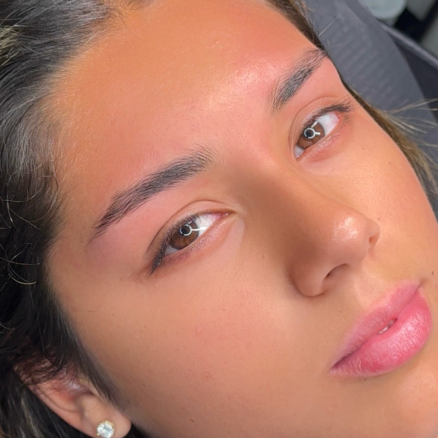 Después: cejas diseñadas y pestañas en Personi Studio Marbella